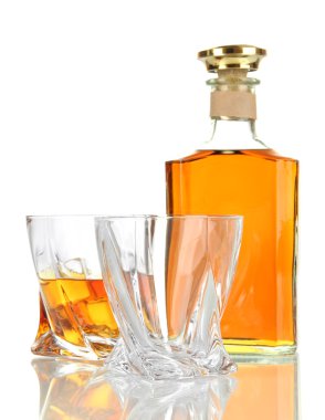 bardak viski şişesiyle üzerinde beyaz izole