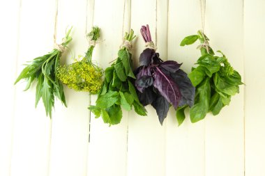 Ahşap arka planda taze bitkiler