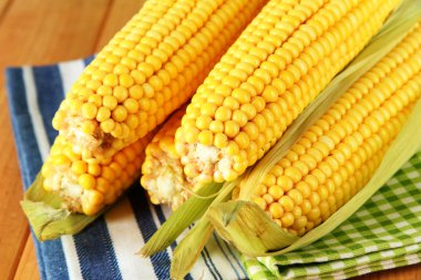 peçete ahşap tablo üzerinde ham Mısır