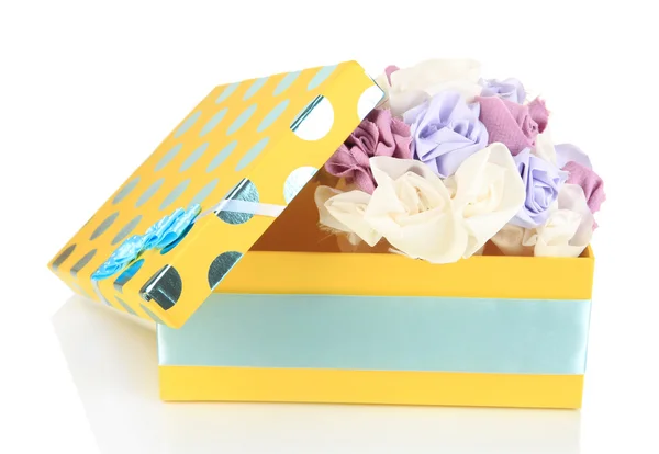 Caja de regalo amarilla con flores aisladas en blanco — Foto de Stock