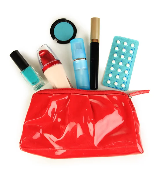Pigułki hormonalne w torbie kobiet makijaż na białym tle — Zdjęcie stockowe