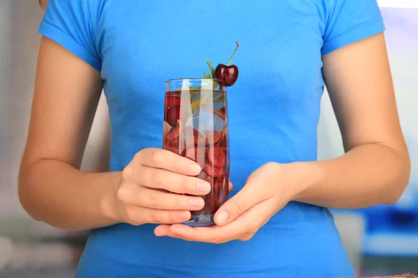 Ποτήρι φρούτων ποτό με παγάκια στο χέρι — Φωτογραφία Αρχείου