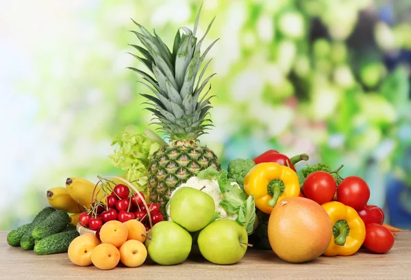 Surtido de frutas y verduras frescas sobre fondo natural —  Fotos de Stock