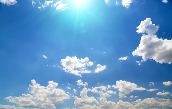 Fond bleu ciel avec nuages — Photo