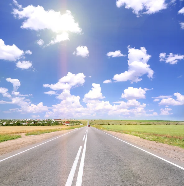 Road through the green field — Stock Photo, Image