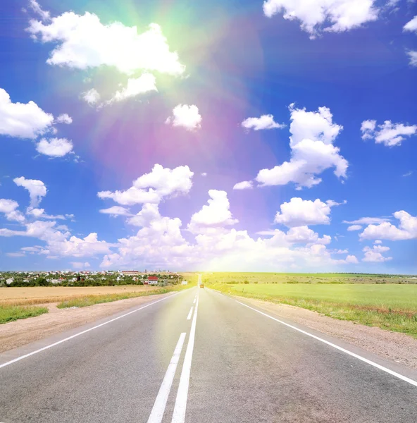 Weg door het groene veld — Stockfoto