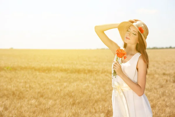 Retrato de bela jovem com papoilas no campo — Fotografia de Stock