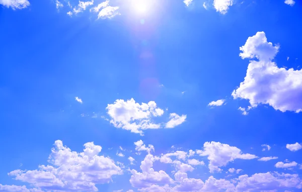 Cielo azul fondo con nubes — Foto de Stock