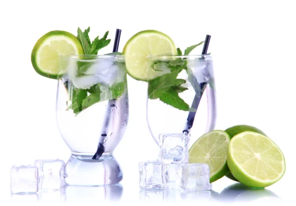 Glazen cocktail met ijs geïsoleerd op wit — Stockfoto