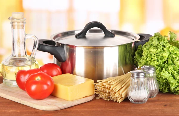 Ingredience na vaření těstovin na stole v kuchyni — Stock fotografie