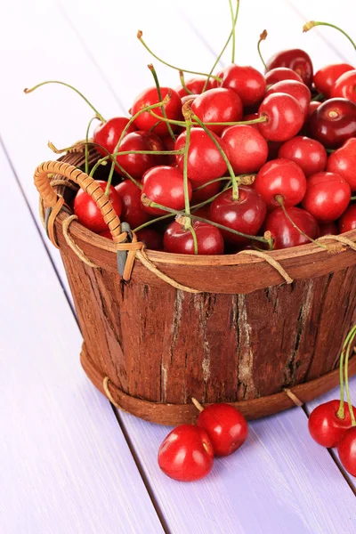 Kirschbeeren im Korb auf Holztisch aus nächster Nähe — Stockfoto