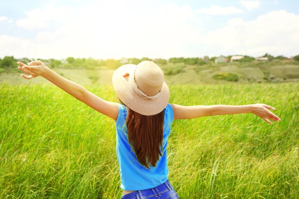 Porträt einer schönen jungen Frau im Freien — Stockfoto