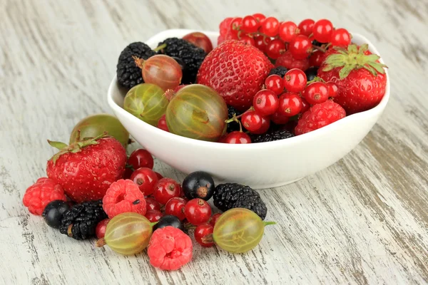 Ripe berries in bowl on table close-up — Stock Photo, Image