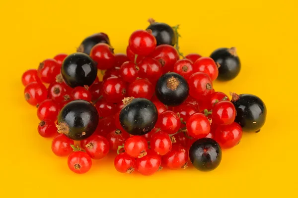 Currants on yellow background — Stock Photo, Image