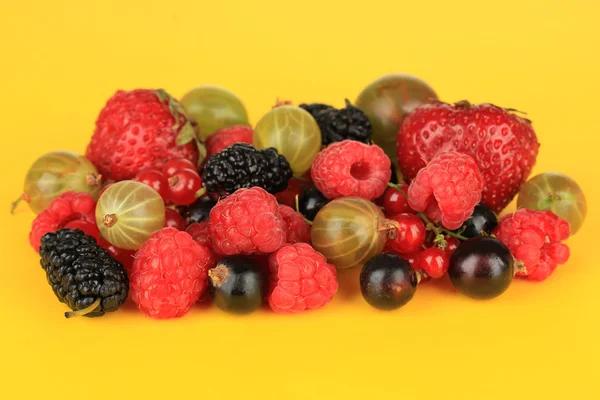 Ripe berries on yellow background — Stock Photo, Image