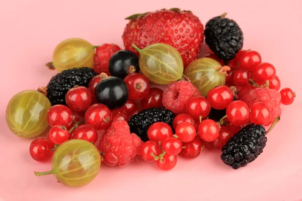 Ripe berries on pink background — Stock Photo, Image