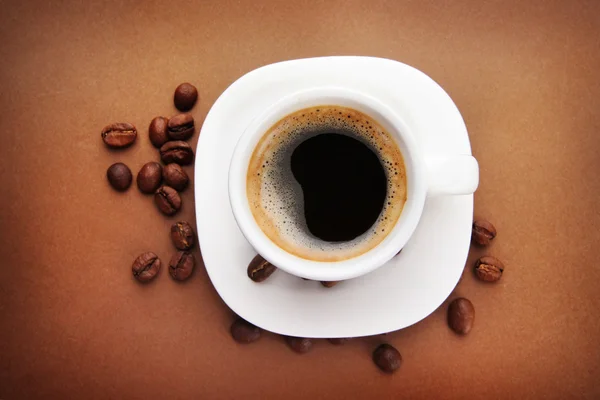 咖啡豆咖啡杯，咖啡豆为褐色背景 — 图库照片