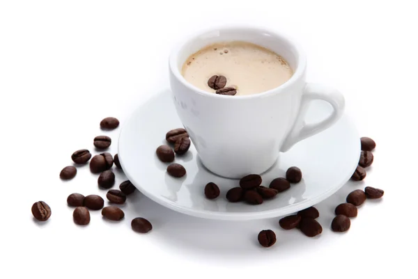 Φλιτζάνι καφέ με καφέ φασόλια, απομονωμένα σε λευκό — Φωτογραφία Αρχείου