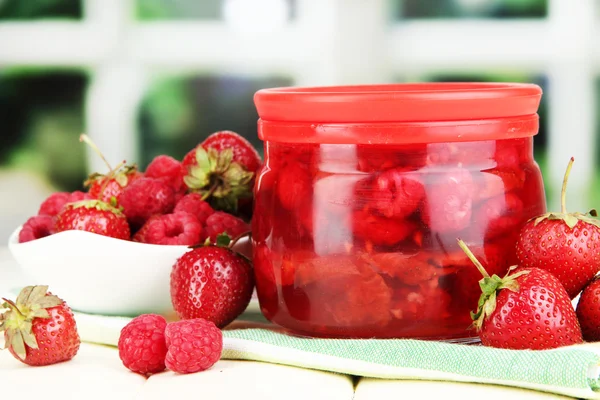 Hausgemachte Beerenmarmelade auf Holztisch auf Fensterhintergrund — Stockfoto