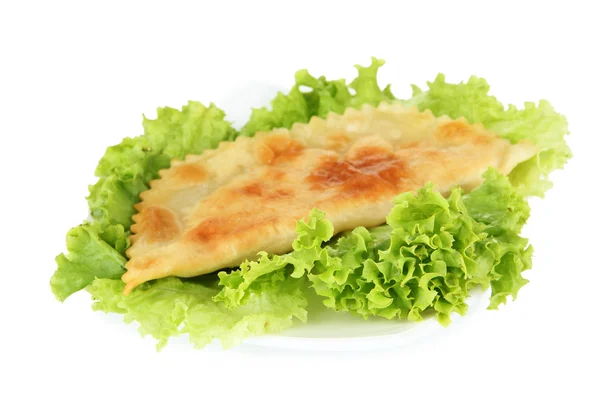 Cheburek savoureux avec des herbes fraîches sur l'assiette, gros plan — Photo