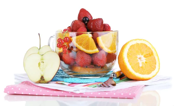 Sałatka owocowa przydatne w szkła kubek na białym tle — Zdjęcie stockowe