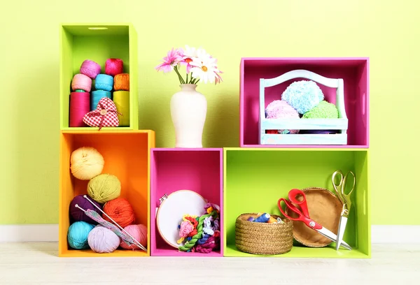 Kolorowe półki o różnych kolorach z naczynia na tle ściany — Zdjęcie stockowe