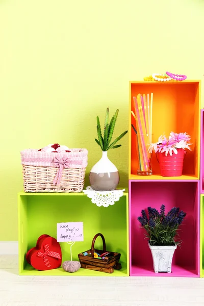 Mensole di diversi colori vivaci con aggiunta decorativa sullo sfondo della parete — Foto Stock