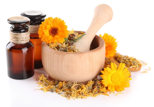 Frascos medicinales y flores de caléndula en mortero de madera aislado sobre blanco — Foto de Stock