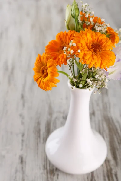 Flores de calêndula em vaso no fundo de madeira — Fotografia de Stock