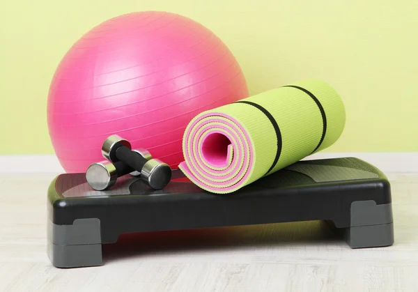 Verschillende hulpmiddelen voor fitness op kamer — Stockfoto