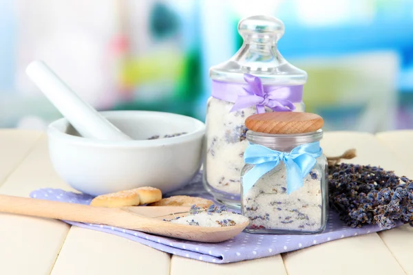 Bodegón con frasco de azúcar de lavanda, mortero y flores de lavanda fresca sobre fondo brillante —  Fotos de Stock