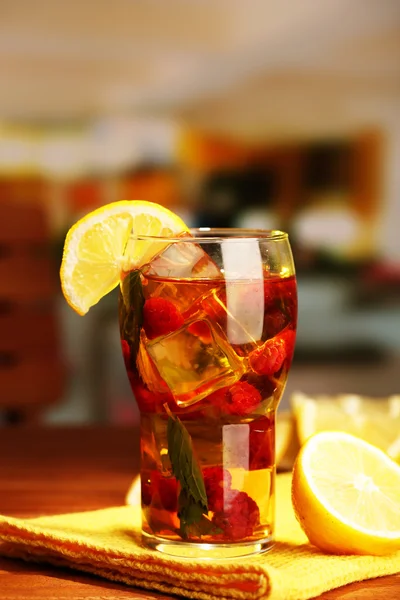 Thé glacé aux framboises et menthe sur table en bois, à l'extérieur — Photo