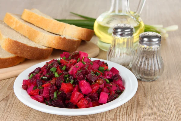 Bieten salade in plaat op tabel close-up — Stockfoto