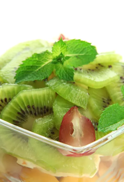 Smakelijke fruitsalade in glazen kom, geïsoleerd op wit — Stockfoto