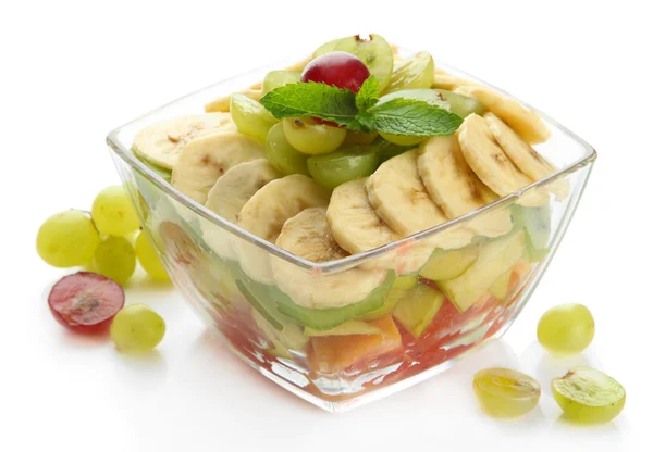 Smakelijke fruitsalade in glazen kom, geïsoleerd op wit — Stockfoto