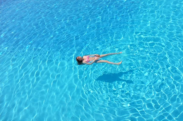 Relaxing in swimming pool — Stock Photo, Image