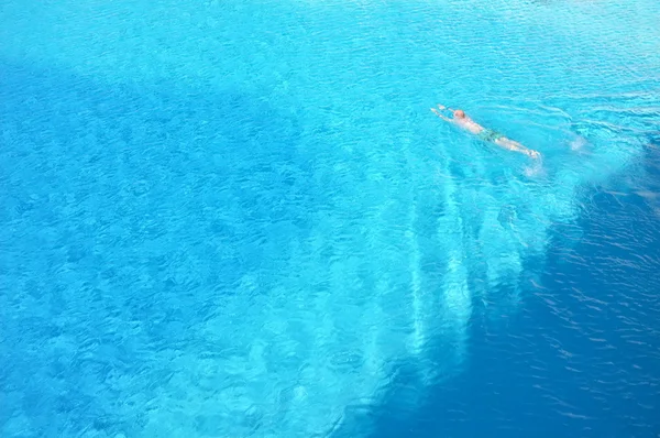 Yüzme havuzunda rahatlatıcı — Stok fotoğraf
