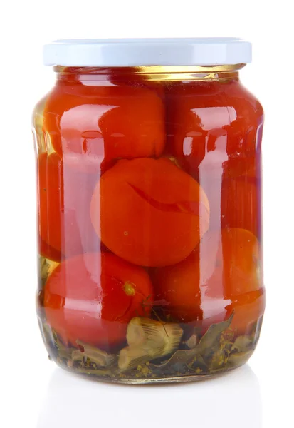 Tomates en conserve savoureuses dans un bocal en verre, isolées sur blanc — Photo