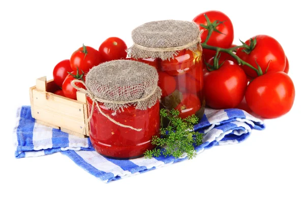 Smakelijke ingeblikte en verse tomaten, geïsoleerd op wit — Stockfoto