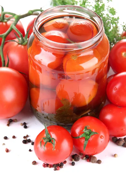 Frasco de vidro aberto de saborosos tomates enlatados, isolado em branco — Fotografia de Stock