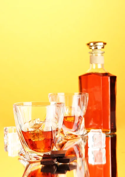 Flasche und zwei Gläser Scotch Whiskey, auf farbigem Hintergrund — Stockfoto