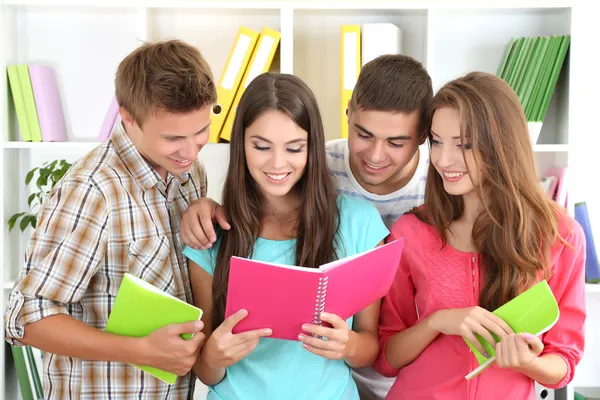 Grupo de jóvenes estudiantes felices y hermosos en la habitación — Foto de Stock