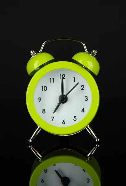 Reloj despertador verde sobre fondo gris oscuro —  Fotos de Stock