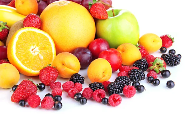 Frutas y bayas frescas aisladas en blanco —  Fotos de Stock