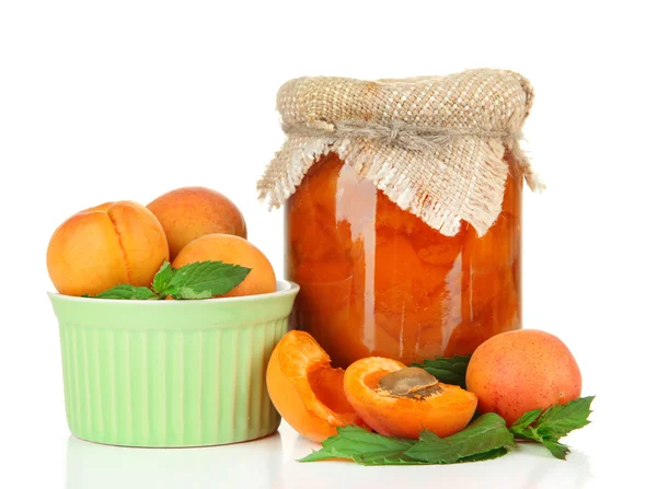 Marmellata di albicocche in vaso di vetro e albicocche fresche, isolata su bianco — Foto Stock