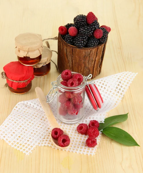 Frambuesas maduras y moras en mesa de madera de cerca — Foto de Stock