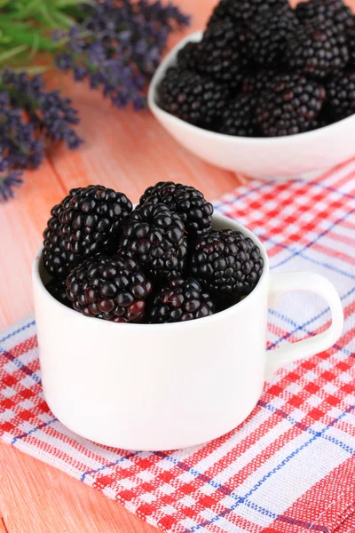 Blackberry manis dalam cangkir di atas meja close-up — Stok Foto