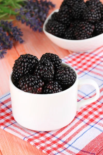 Sweet blackberries in cup on table close-up — Stock Photo, Image