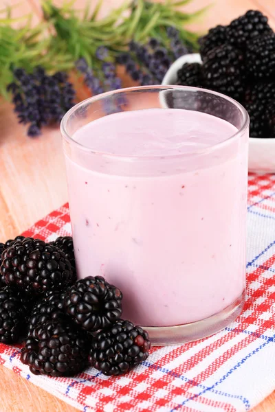 Amoras doces com iogurte na mesa close-up — Fotografia de Stock