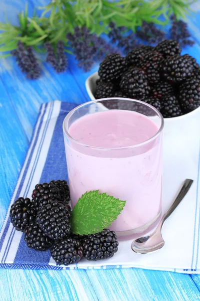 Moras dulces con yogur en primer plano — Foto de Stock